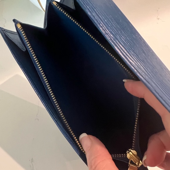 💙Louis Vuitton Vintage Epi Leather Sarah Wallet with COA & Chain BLUE EUC - Picture 14 of 16